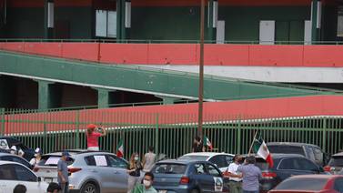 Con caravana se manifiestan por retención de salarios en Ayuntamiento de Hermosillo