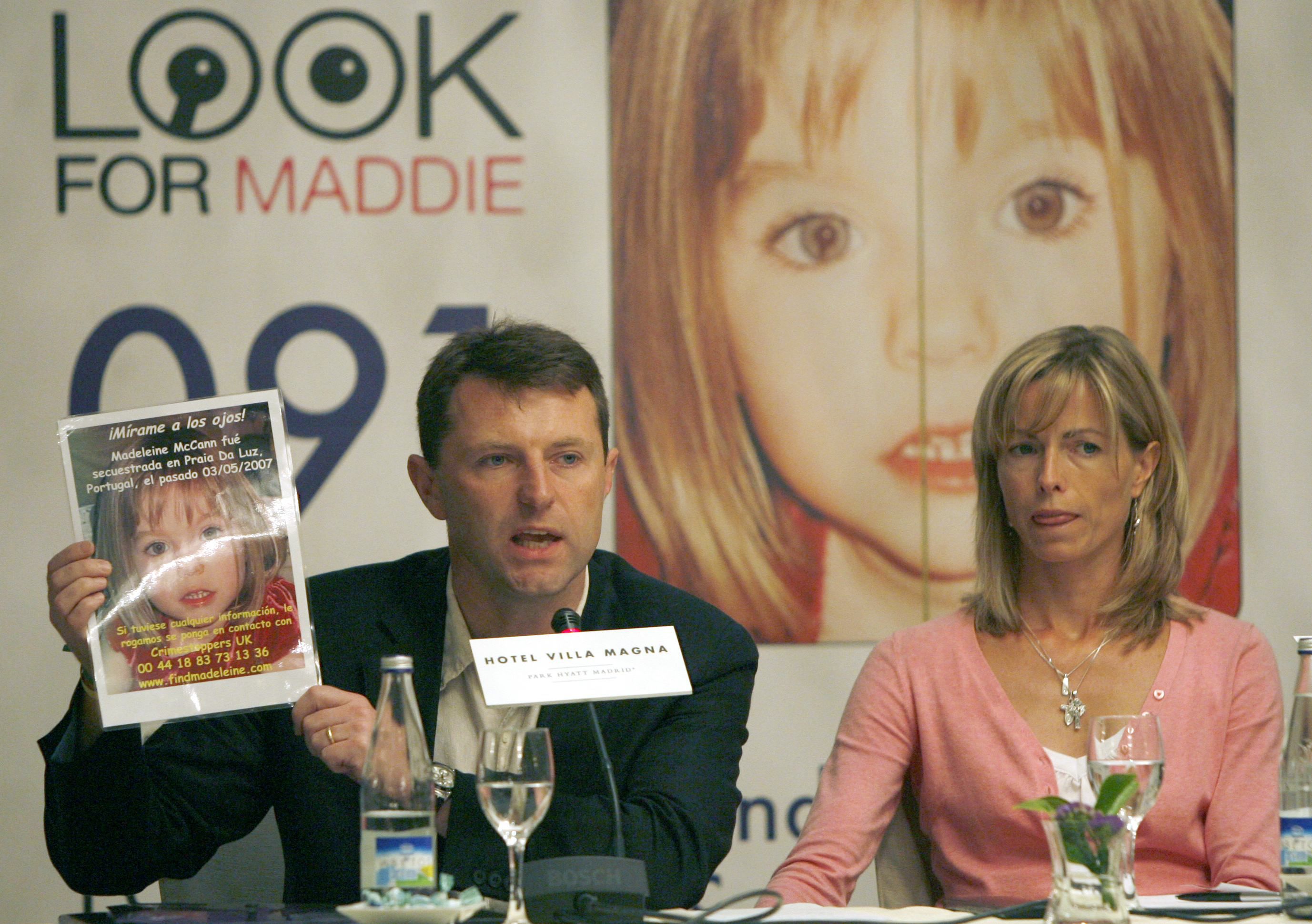 MD23. MADRID, 01/06/07.- Los padres de Madeleine McCann, la niña británica de 4 años desaparecida el pasado día 3 en Portugal, durante la rueda de prensa que ofrecieron hoy en Madrid dentro de su gira por varias capitales europeas para pedir ayuda en la búsqueda de su hija. EFE/J.L. Pino