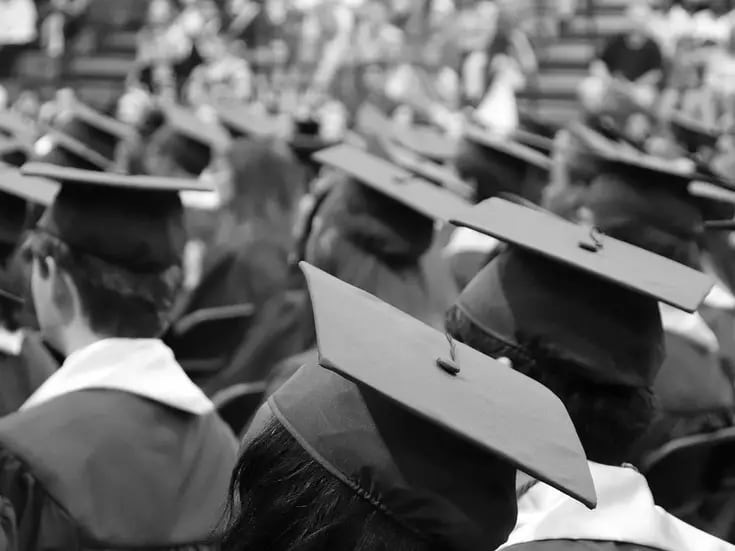 Estudiantes se quedan sin graduación tras equivocarse en trasferencia bancaria