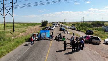 ¡Precaución! Carretera a Bahía de Kino se encuentra bloqueada por pobladores de El Triunfito