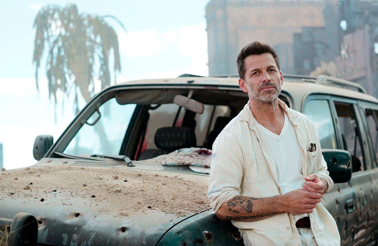 El director Zack Snyder posa para un retrato en un escenario virtual de una apocalíptica  Las Vegas para promover su película "Army of the Dead" el viernes 7 de mayo de 2021 en El Segundo, California. (Foto AP/Chris Pizzello)