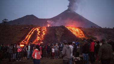 Lava de volcán Pacaya recorre más de mil metros en Guatemala