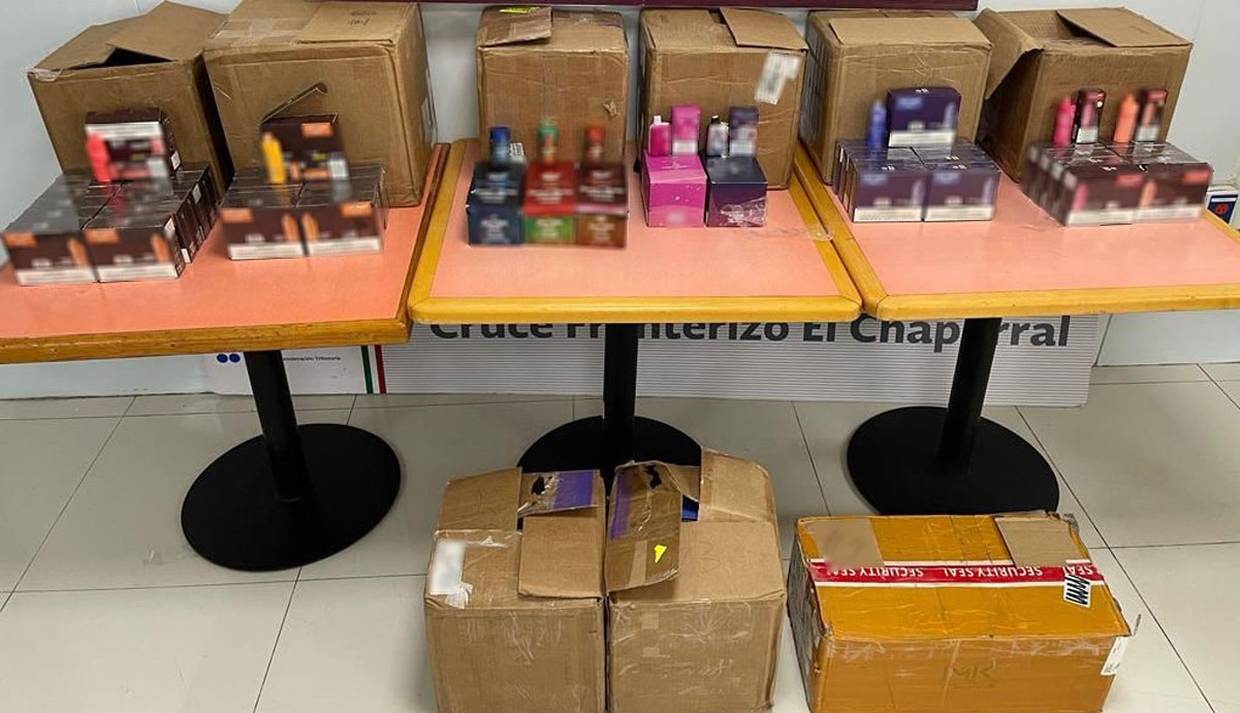 En la cajuela de la camioneta, las autoridades ubicaron nueve cajas de cartón que contenían mil 500 cigarrillos electrónicos, así como 50 frascos transparentes con 250 cigarrillos de aparente mariguana.