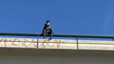 Rescatan a joven que pretendía lanzarse de puente en La Mesa de Tijuana
