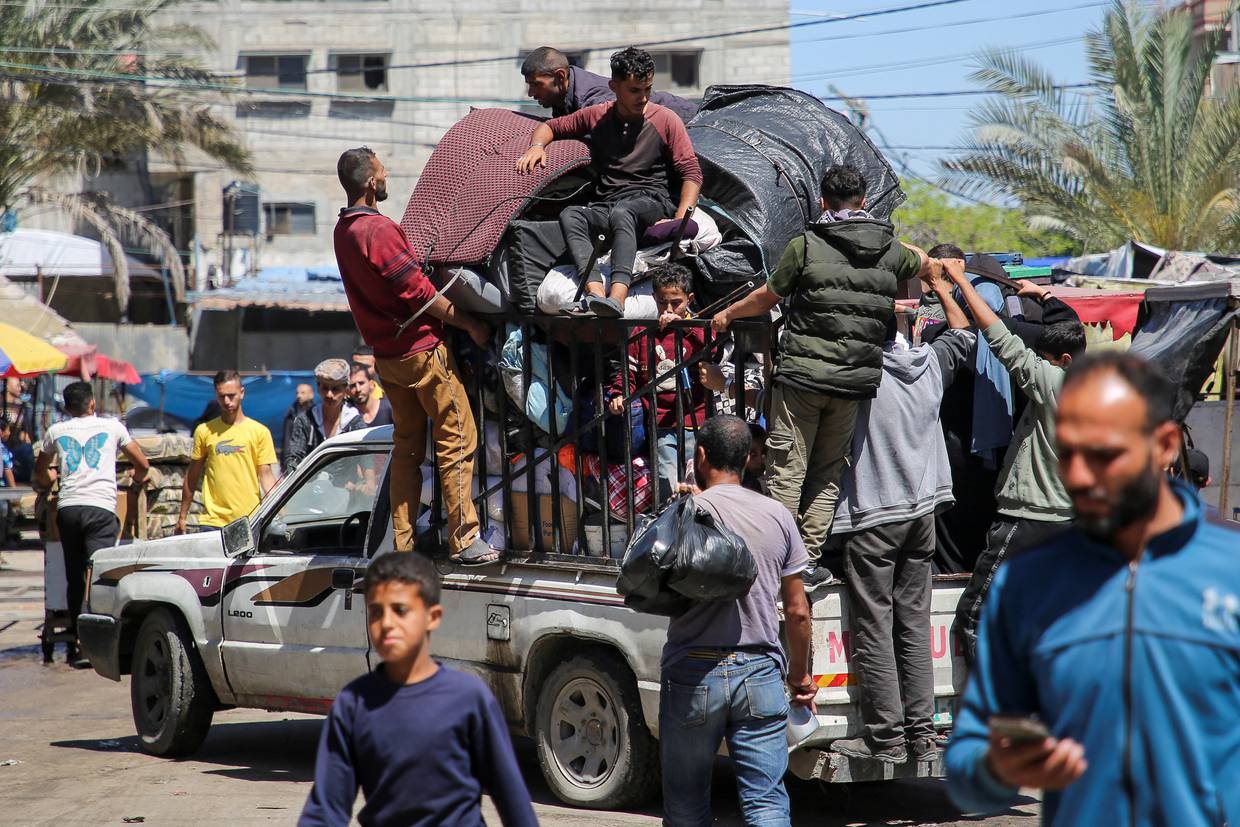 Palestinos viajan en un vehículo mientras huyen de Rafah después de que las fuerzas israelíes lanzaran una operación terrestre y aérea en la parte oriental de la ciudad del sur de Gaza, en medio del conflicto en curso entre Israel y Hamás, en Rafah, en el sur de la Franja de Gaza, el 8 de mayo de 2024. REUTERS/Hatem Khaled