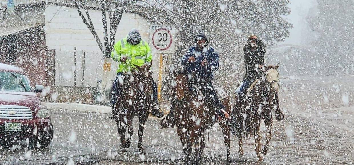 Personas pasean a caballo en Cananea durante una intensa nevada que se dejó sentir ayer en esta población. (Imagen Ilustrativa)