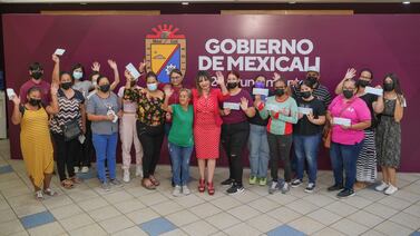 Realizan la entrega de apoyos económicos a estudiantes mexicalenses