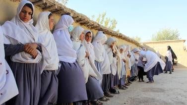 Envenenan 64 niñas dentro de escuela de Afganistán, en ataque contra la escolarización femenina