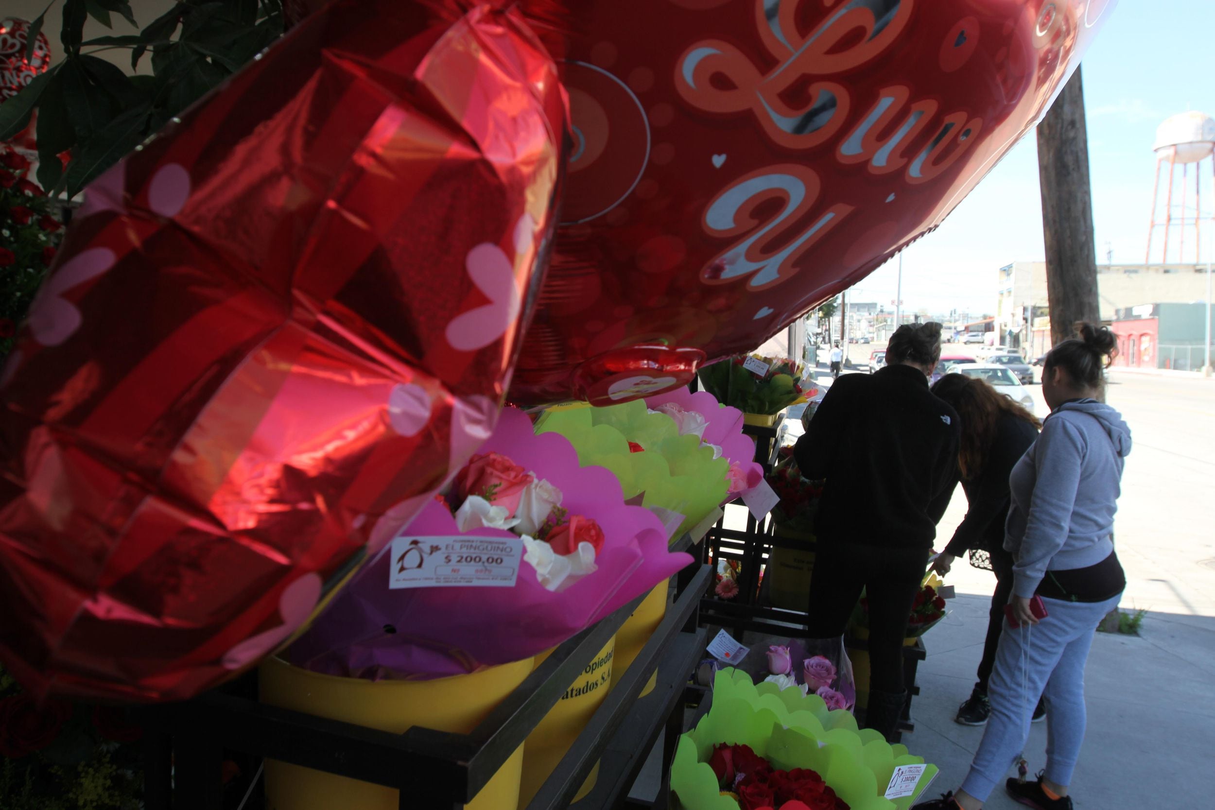 Previo al 14 de febrero ya se observa en comercios la venta de flores y regalos alusivos al Día de San Valentín o Día del Amor y la Amistad. 