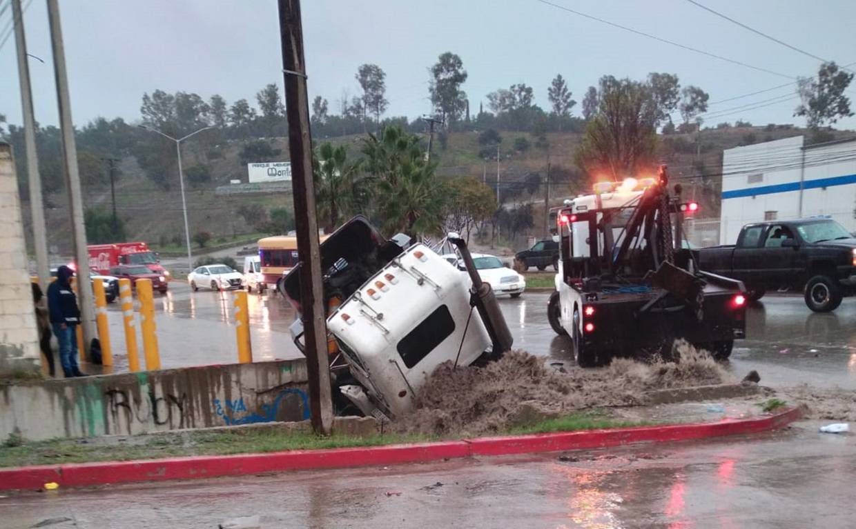 Un camión de carga cayó a un canal en el bulevar Insurgentes, por lo que fue rescatado por el personal de Bomberos Tijuana.