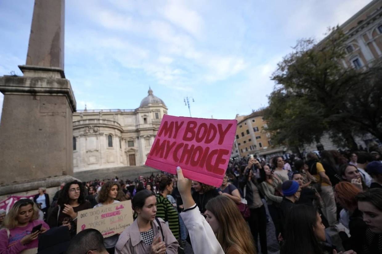 Gente se manifiesta en el “Día Internacional del Aborto Seguro” para pedir garantías para la aplicación de la ley de aborto, que dicen está en peligro debido a la alta tasa de “objeciones de conciencia” de los médicos, en Roma, Italia, el 28 de setiembre de 2022. (AP Foto/Alessandra Tarantino, file)