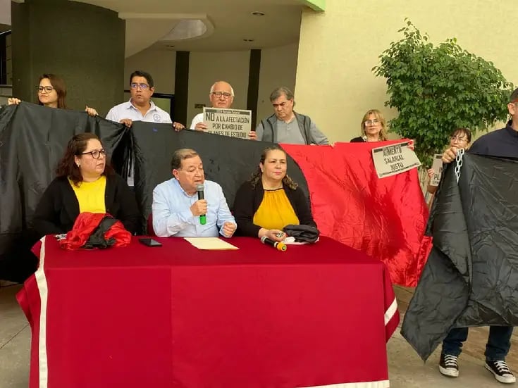 Huelga en la Unison: STAUS entrega banderas rojinegras y cadenas para resguardo de la institución en caso de huelga