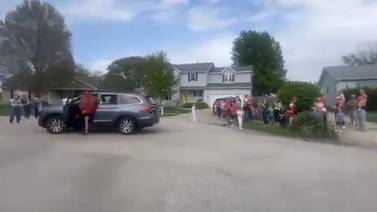 Illinois: Vecinos se unen a celebrar que niño venció al cáncer
