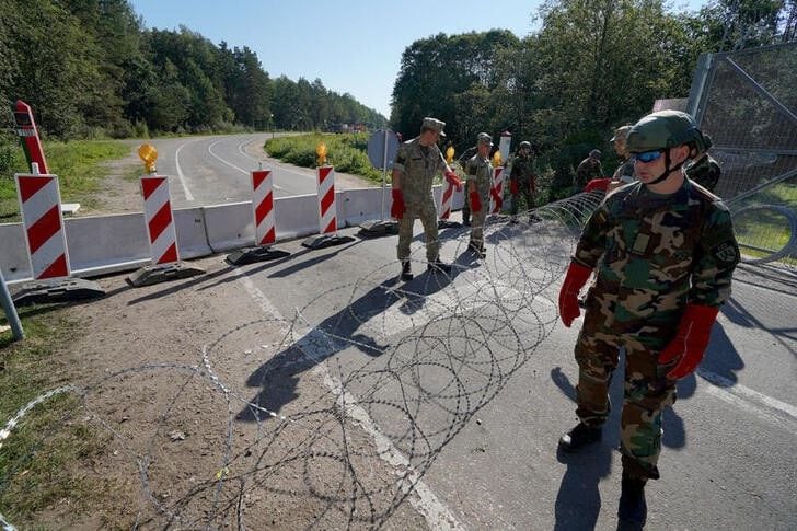 Imagen de archivo de militares lituanos cerrando un cruce fronterizo con Bielorrusia en Sumskas, Lituania. 18 agosto 2023. REUTERS/Janis Laizans