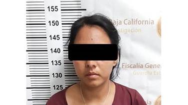 Mujer se resiste a desalojar área invadida en Tijuana; la acusan de tres delitos