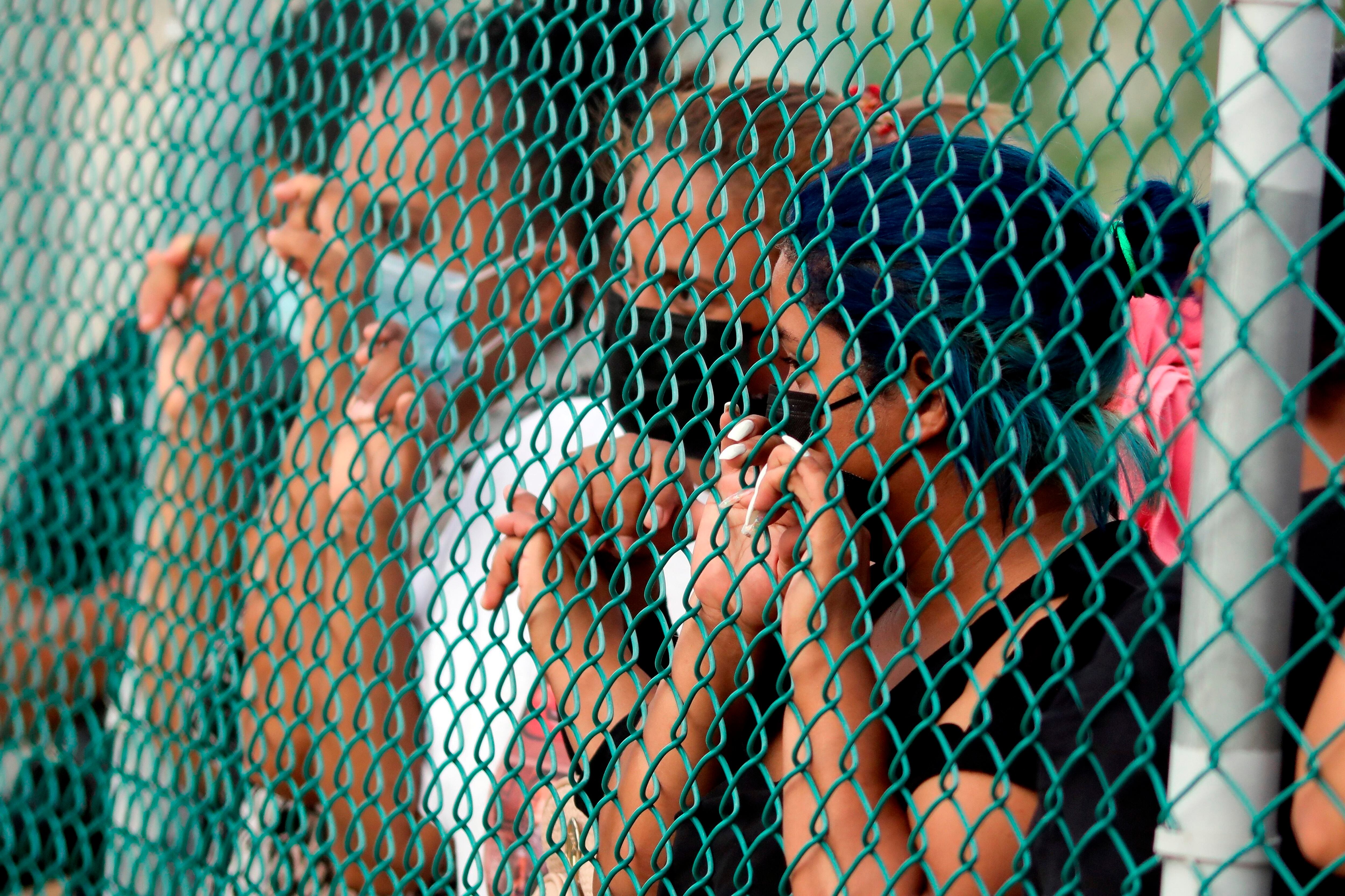 Familiares de presos esperan información en la entrada de la cárcel de máxima seguridad conocida como La Tolva donde sucedió una reyerta, hoy, en el municipio de Morocelí, departamento de El Paraíso (Honduras). EFE/ Gustavo Amador
