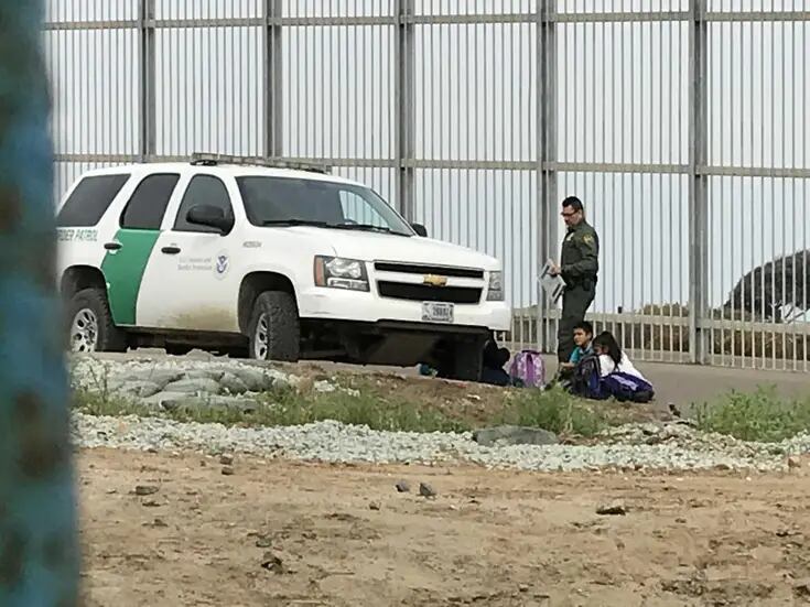 Dos mexicanos murieron y 13 se lesionaron al brincar el muro de EU por TJ