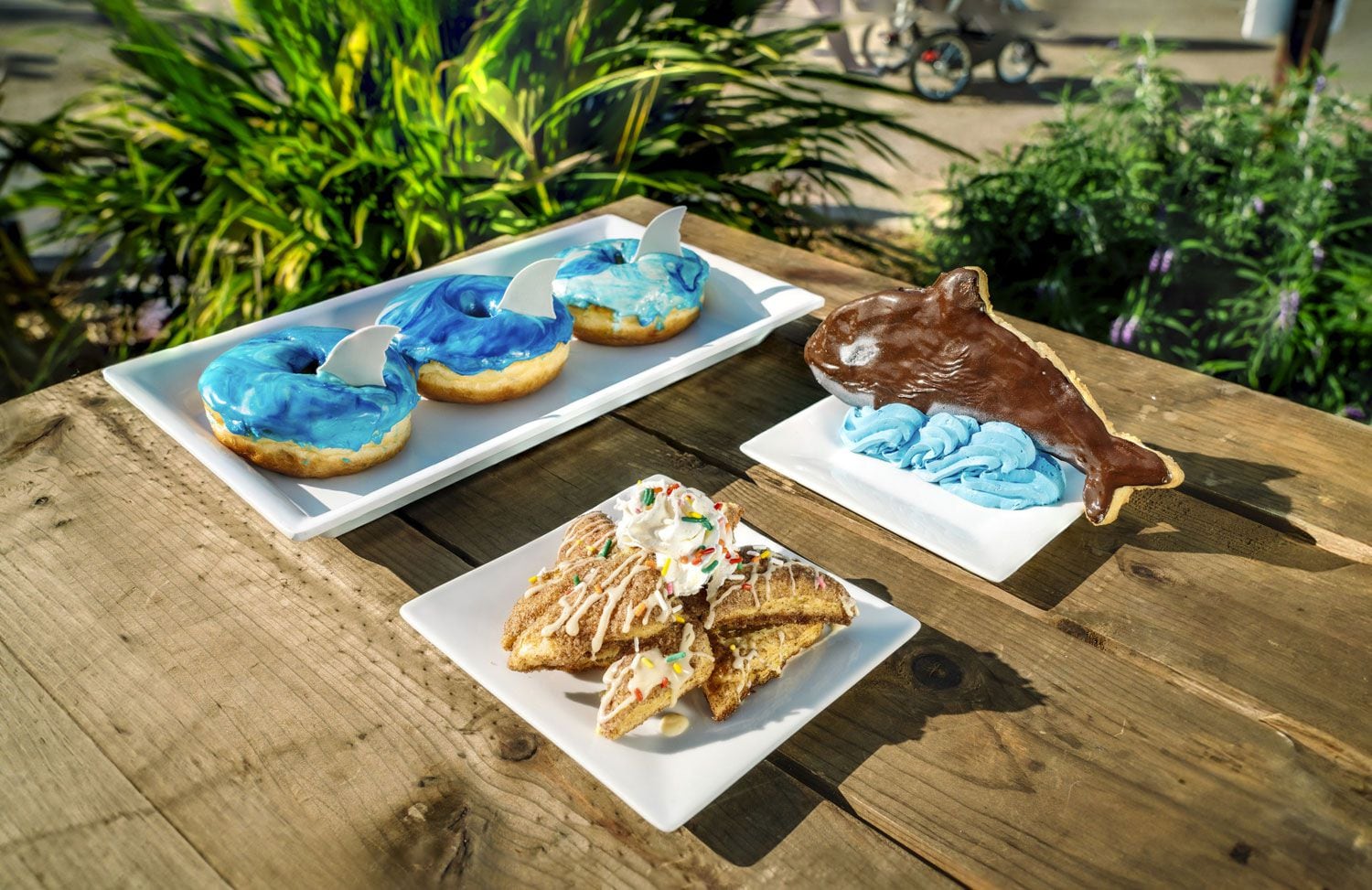 Entre las amenidades está el regreso de la galleta Shamu, un pastel de terciopelo azul, una hamburguesa del 60  aniversario y un donut del 60 aniversario.
