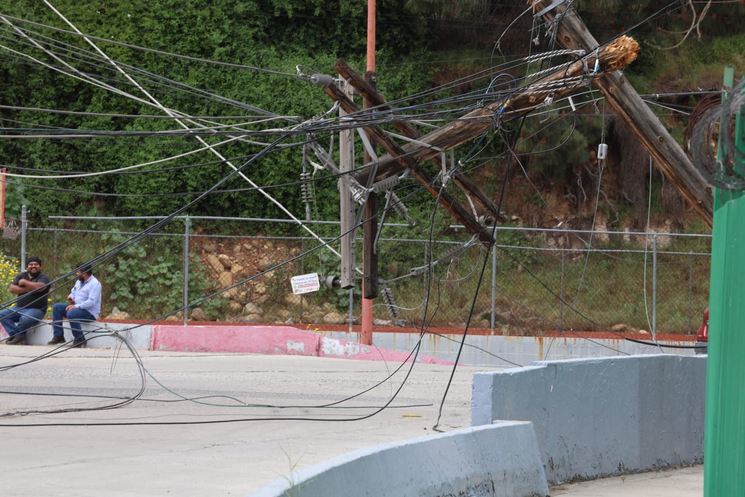 El derribo de los postes dejó sin luz al Centro Escolar Agua Caliente y las viviendas aledañas.