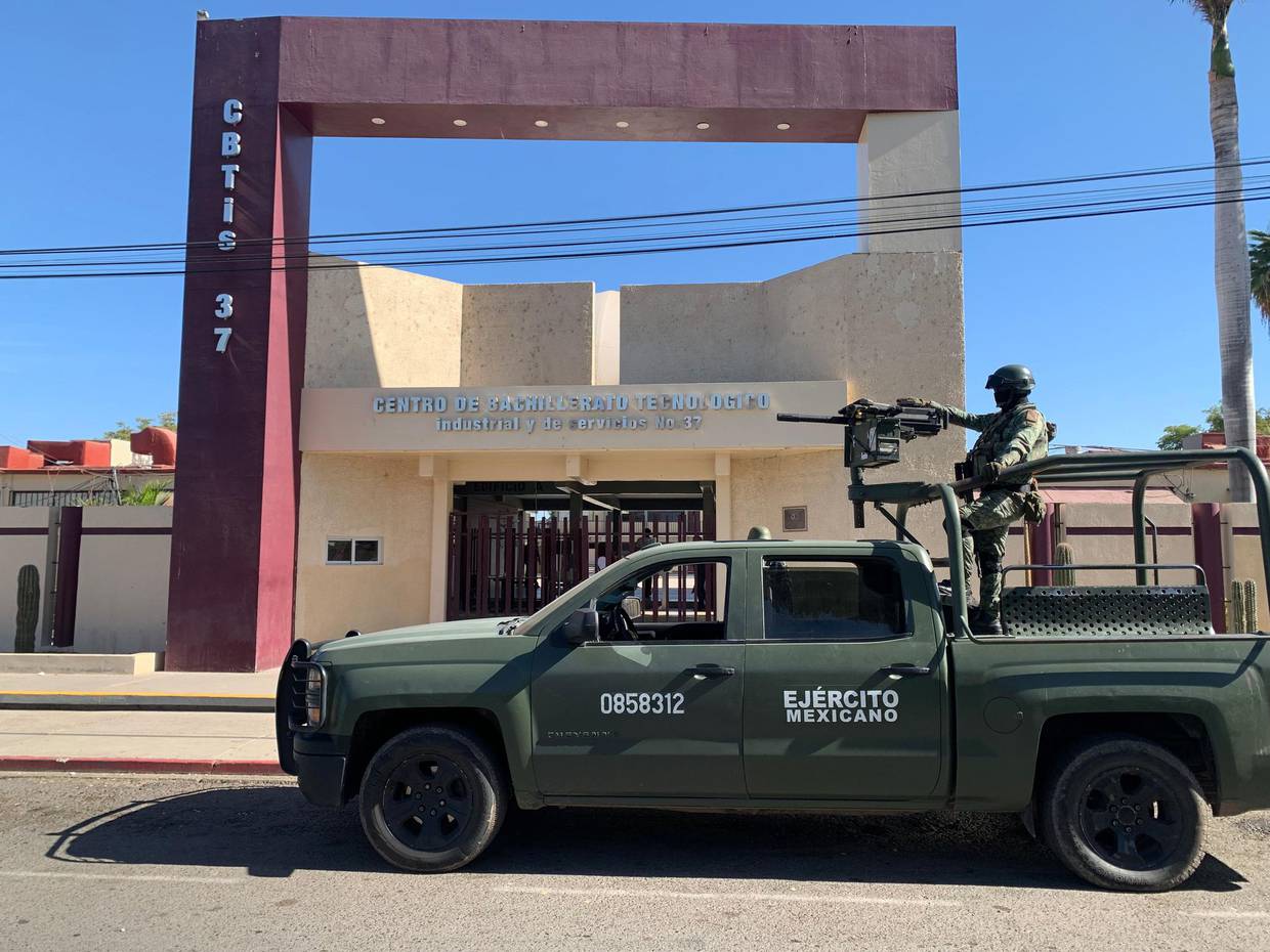 Elementos del Ejército Mexicano vigilan entrade de una preparatoria / Cortesía