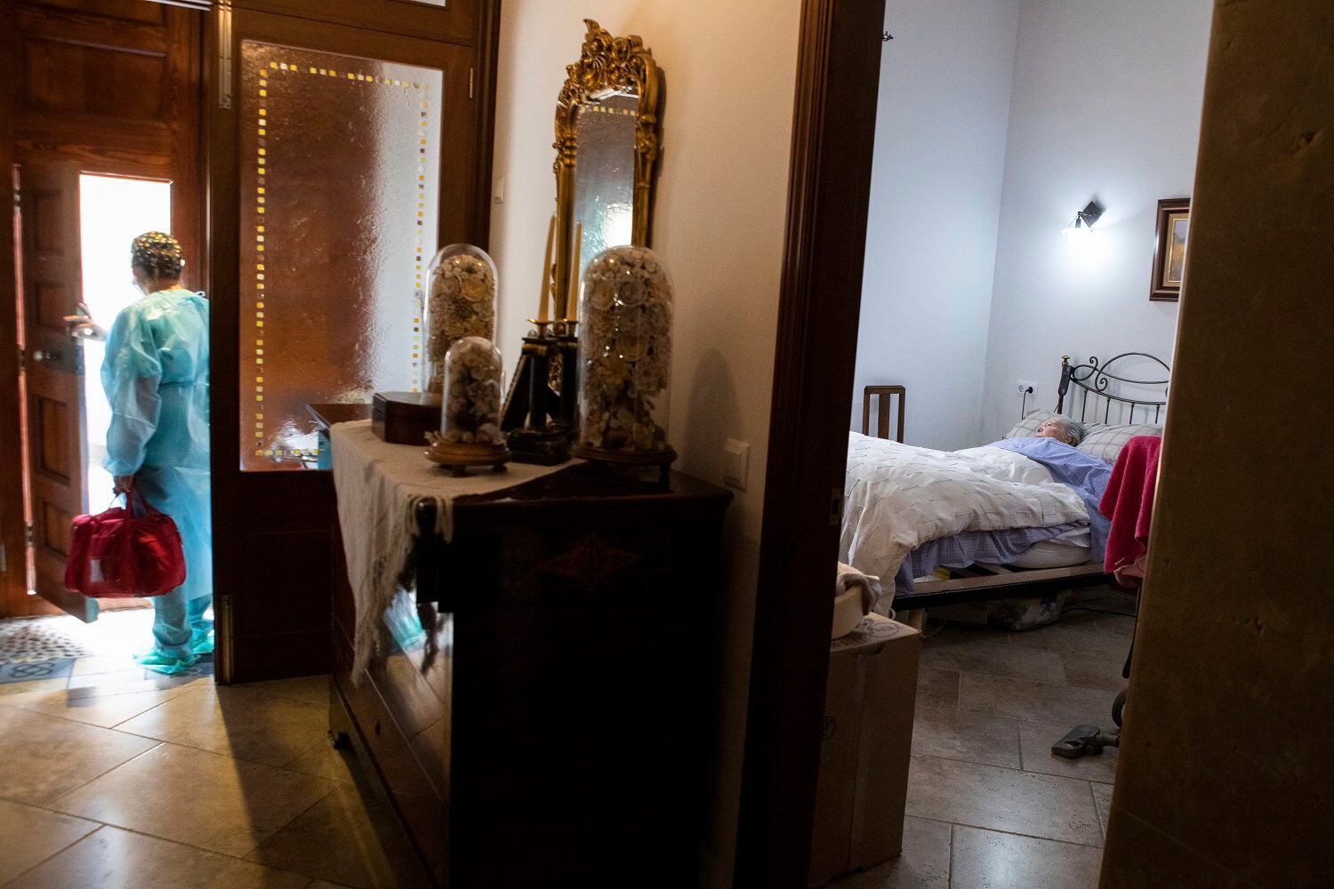 La enfermera Pilar Rodríguez se marcha de la casa de Margarita Serra Crespi, de 93 años, tras ponerle la vacuna contra el coronavirus, en la localidad de Sa Pobla, en la isla española de Mallorca, el 30 de abril de 2021. (AP Foto/Francisco Ubilla)