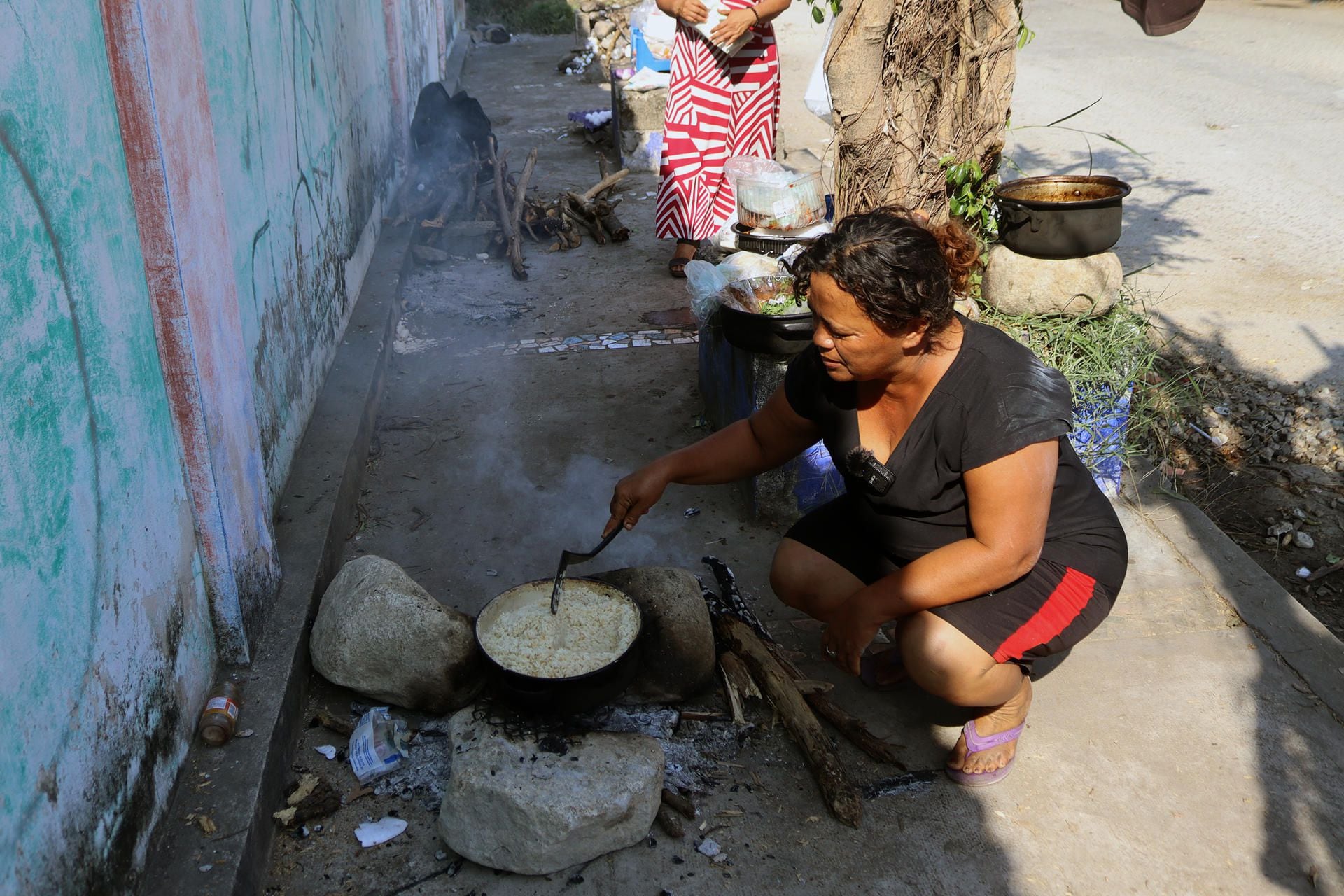 Migrantes en caravana hacia Estados Unidos preparan alimentos en un campamento improvisado hoy, en el municipio de Mapastepec, estado de Chiapas (México). EFE/Juan Manuel Blanco
