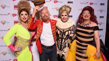 Familia viaja entre drag queens en el 'Pride Flight' de Virgin Atlantic
