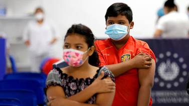 Mujer vacunaba a niños contra Covid sin tener licencia, estalla polémica en Puerto Rico