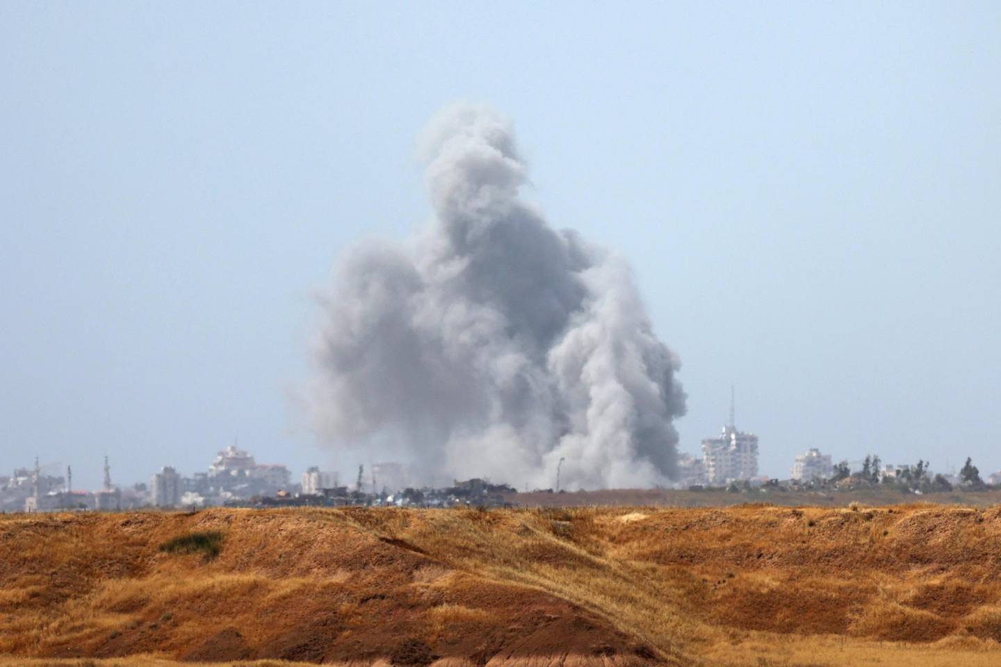 Humo se eleva como resultado de un ataque aéreo israelí en la parte norte de la Franja de Gaza, visto desde un lugar no revelado en el lado israelí de la frontera, el 24 de abril de 2024. Más de 34.000 palestinos y más de 1.450 israelíes han muerto, según el Ministerio de Salud palestino y las Fuerzas de Defensa de Israel (FDI), desde que militantes de Hamás lanzaron un ataque contra Israel desde la Franja de Gaza el 7 de octubre de 2023 y las operaciones israelíes en Gaza. y Cisjordania, que le siguió. EFE/EPA/ATEF SAFADI
