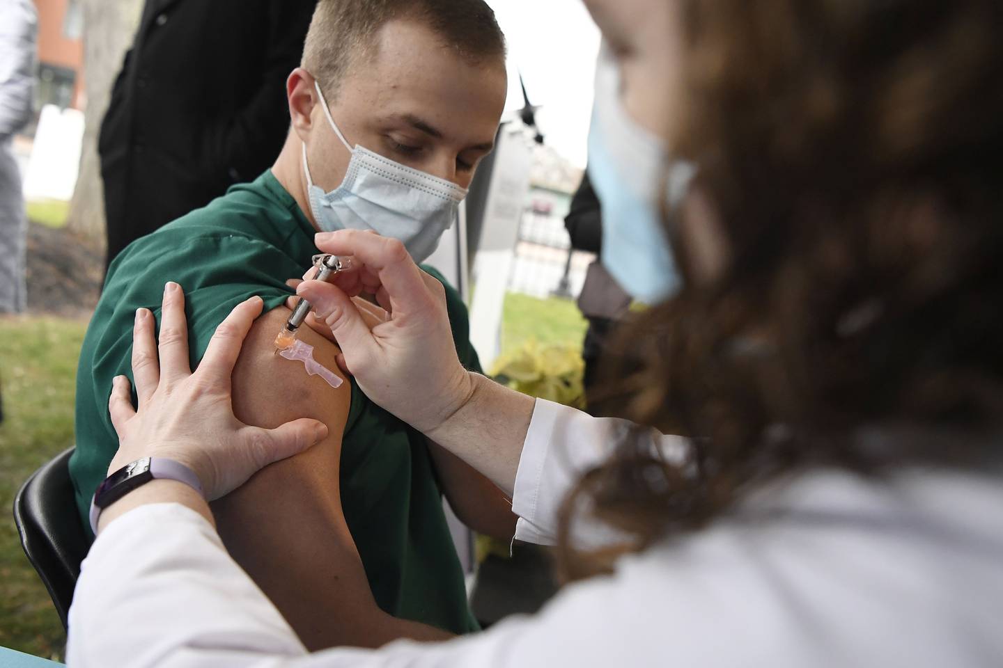 Colleen Teevan, de Hartford HealthCare, aplica la vacuna Pfizer-BioNTech contra el COVID-19 al enfermero Connor Paleski, el 14 de diciembre de 2020 en el Hospital de Hartford, Connecticut. (Foto AP/Jessica Hill)