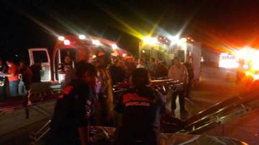 Cuatro heridos luego de que camión chocara con muro de contención en Navojoa
