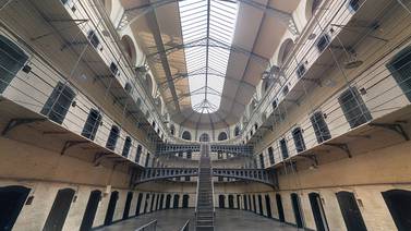 Por aumento del crimen, cárceles se quedan sin camas