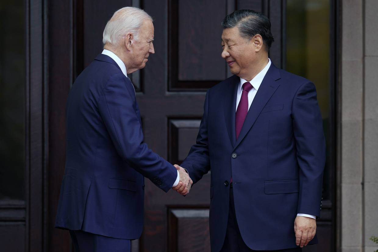 El presidente estadounidense Joe Biden saluda al presidente chino Xi Jinping en Filoli Estate en Woodside, California, el 15 de noviembre de 2023, en los márgenes de la conferencia de Cooperación Económica Asia-Pacífico. (Doug Mills/The New York Times vía AP, Pool, Archivo)