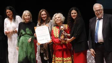 Elena Poniatowska recibe premio de literatura Carlos Fuentes: “Me dan un boleto para subir al cielo”