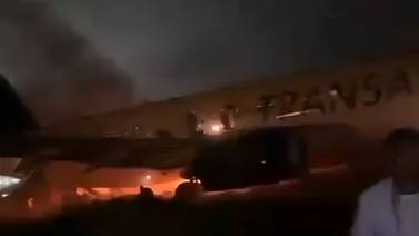 VIDEO: Avión Boeing se sale de la pista en Senegal, hay 10 heridos