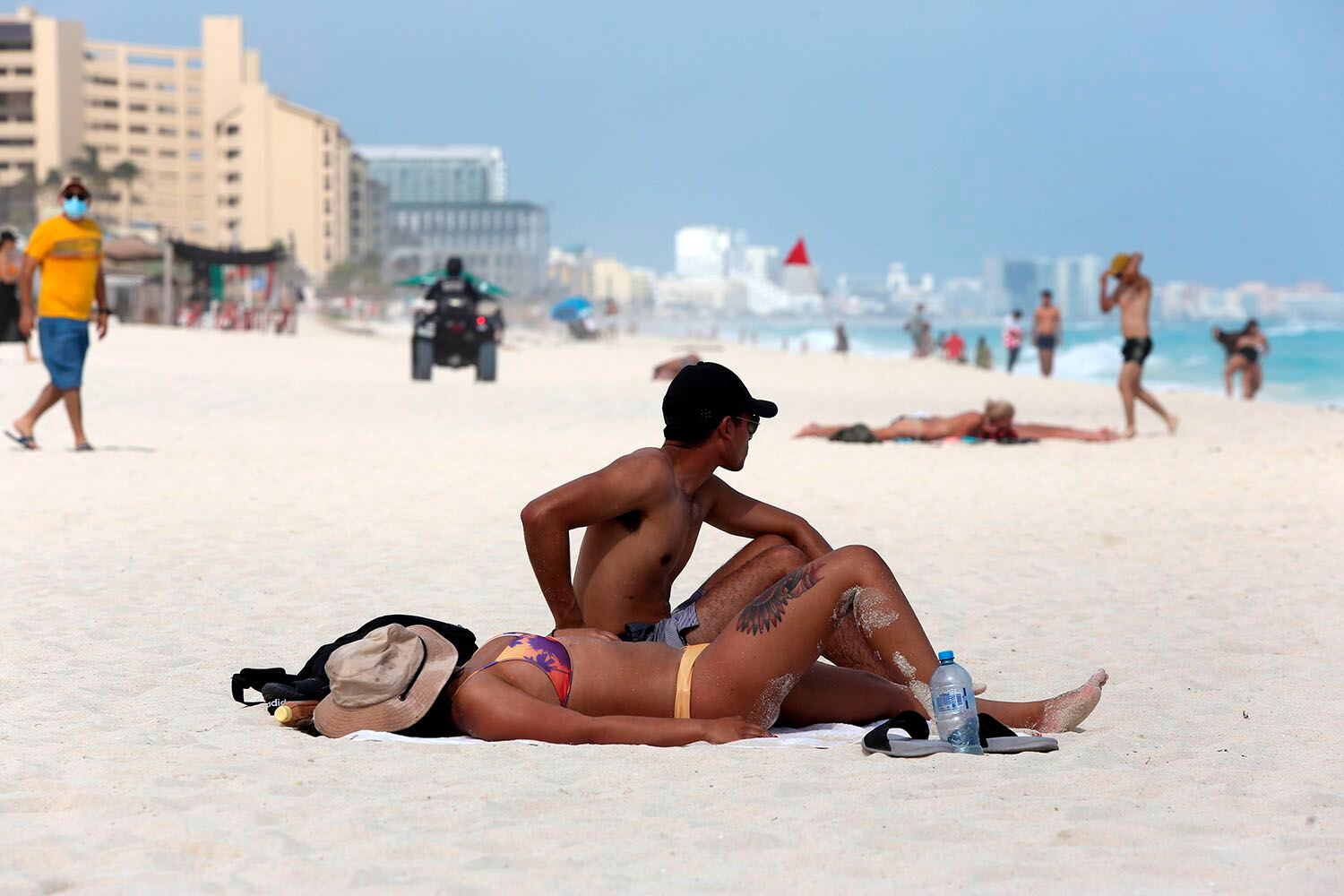 Turistas disfrutan de la playa hoy, en Cancún (México). EFE/Alonso Cupul
