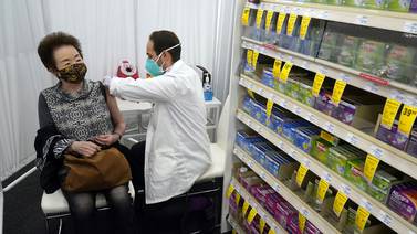 Sufren farmacias en EU por vacunas y falta de personal