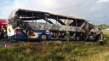 Dos muertos y 14 heridos tras chocar camión y autobús en Cuba