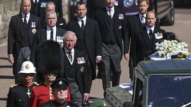Príncipe Felipe es sepultado en una cripta; la reina Isabel II se sienta sola en la ceremonia
