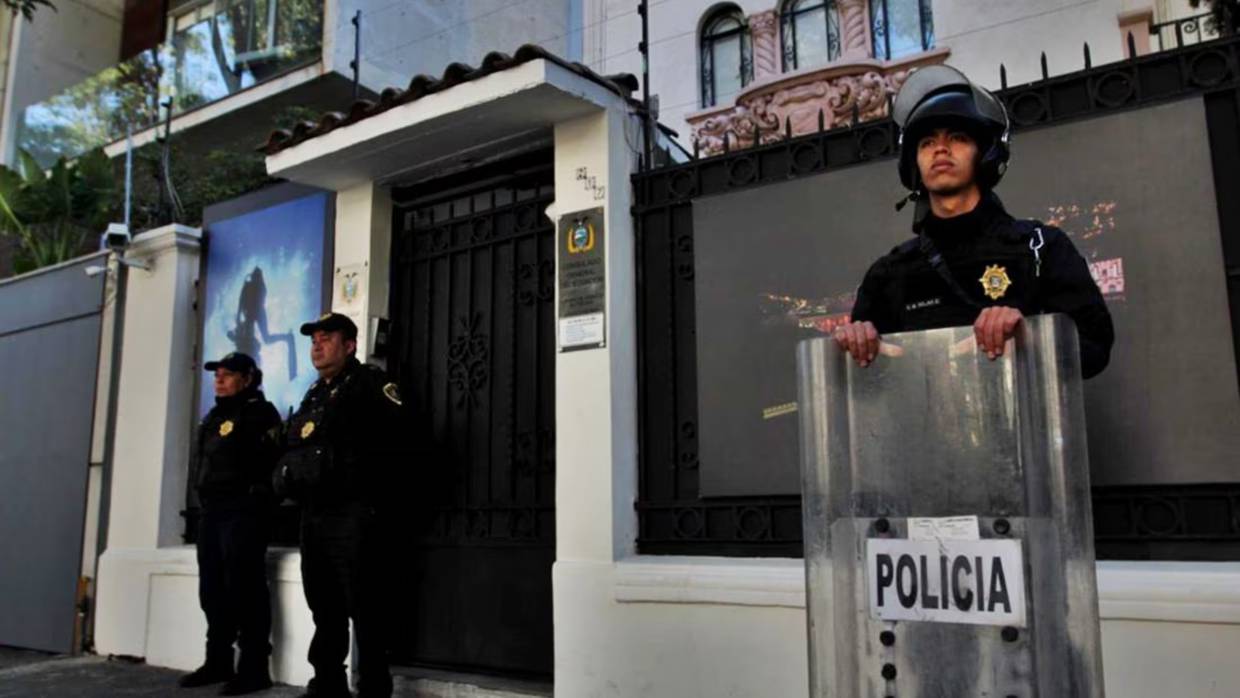 Policías de la Ciudad de México resguardan la Embajada de Ecuador en México ante la protesta convocada por lo ocurrido en el país sudamericano.
