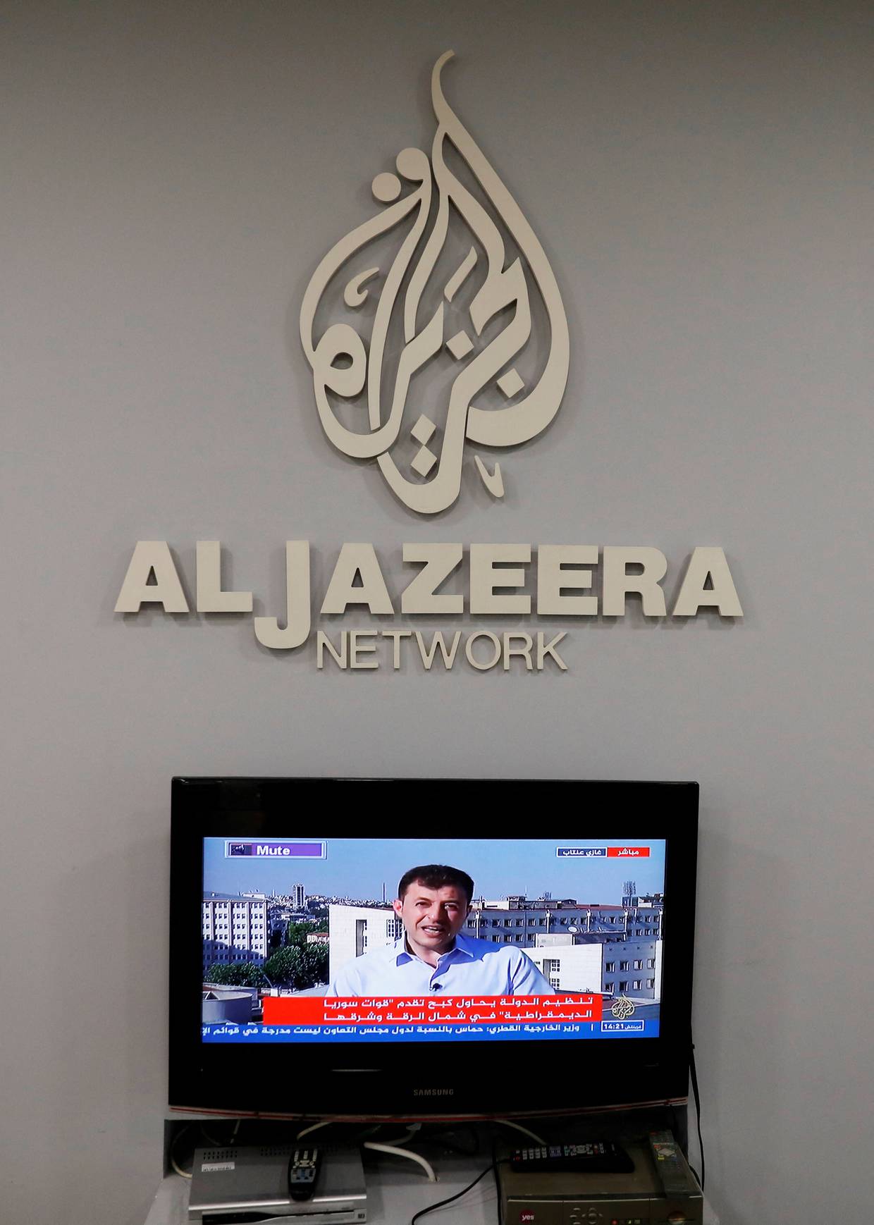 Imagen de archivo del logo de la cadena de televisión qatarí Al Yazira en una de sus oficinas en Jerusalén. 13 junio 2017. REUTERS/Ronen Zvulun