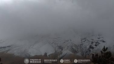  VIDEO: Popocatépetl amanece cubierto de nieve y entre neblina