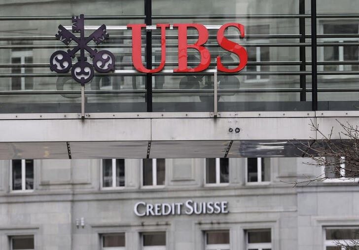 Logos de los bancos suizos UBS y Credit Suisse en Zúrich, Suiza. 19 marzo 2023. REUTERS/Moritz Hager