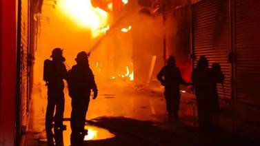 Incendio consume 50 locales en mercado textil de Michoacán