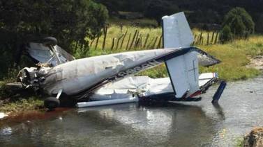 Mueren tres personas al desplomarse una avioneta en Yécora