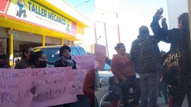 Protestan contra alianza de partidos en oficinas de Morena en Rosarito