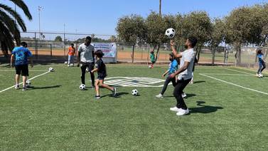 Estrenan nueva cancha de futbol para niños en Logan Heights