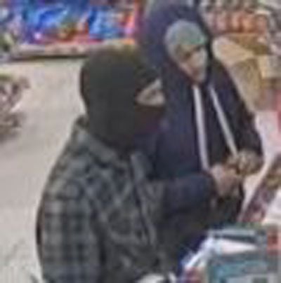 Los asaltantes fueron identificados gracias a videos de vigilancia en la tienda.