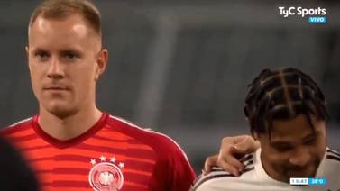 VIDEO: Futbolista ríe durante minuto de silencio por víctimas de tiroteo