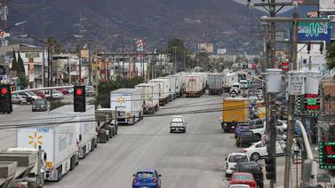 Persisten retrasos en cruces de camiones